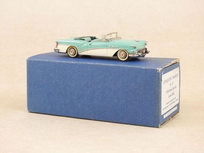 une petite voiture posée sur une boîte bleue