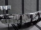 une sculpture métallique représentant un bateau, posée sur une table