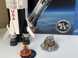 une maquette de navette spatiale posée sur une table, à côté d'une boîte de Lego