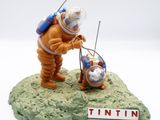 une figurine représentant un homme en combinaison d'astronaute avec un chien