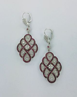 une paire de boucles d'oreilles ornées de pierres rouges et blanches