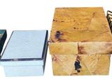 trois boîtes placées l'une à côté de l'autre sur une table