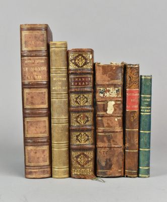 plusieurs vieux livres sont empilés sur une table