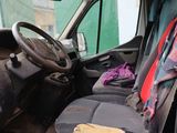 une photo d'une camionnette dont le siège et le tableau de bord sont sales