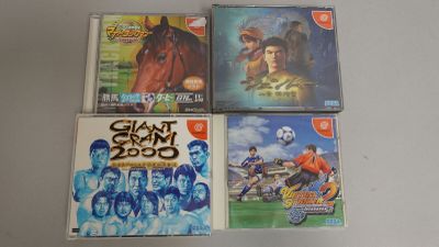 quatre CD de jeux divers sont posés sur une surface blanche