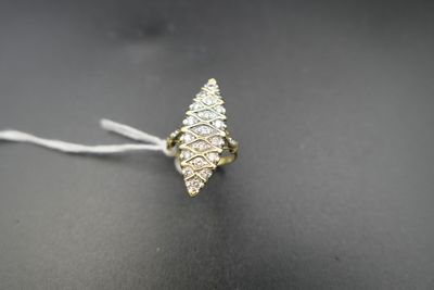 une image d'une bague en or et en diamant sur une surface noire