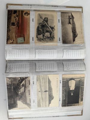 de nombreuses vieilles photos accrochées au mur de cette pièce