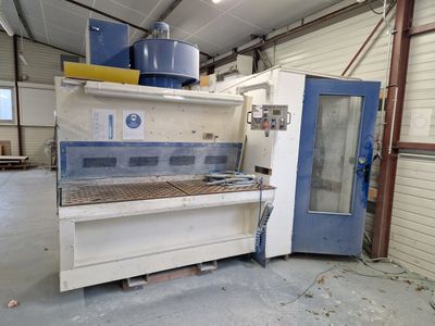 une machine qui se trouve à l'intérieur d'un bâtiment