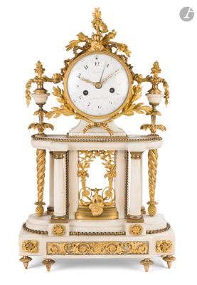 une horloge posée sur une table