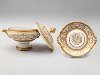 deux pièces de porcelaine ornées de motifs dorés et blancs