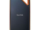 un gros plan d'un boîtier noir et orange sur lequel figure le mot « Sandisk »