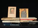 plusieurs livres sont empilés sur une table