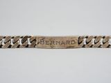 un gros plan sur un bracelet sur lequel figure un prénom