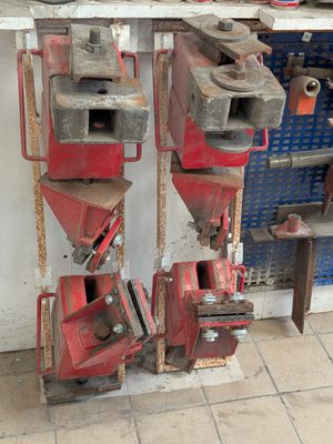 tout un tas d'outils accrochés au mur