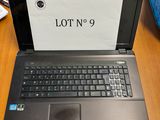 un ordinateur portable posé sur une table sur laquelle figure le chiffre « 9 »