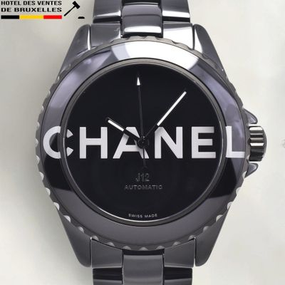 Montre Chanel avec cadran noir et bracelet noir
