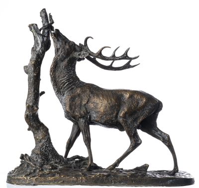 sculpture en bronze représentant un cerf debout près d'un arbre, sur fond blanc