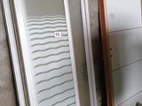 une salle de bains équipée de toilettes et d'une douche