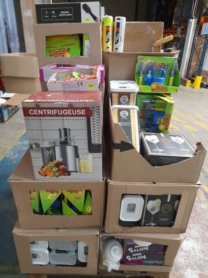 de nombreux cartons empilés sur le sol