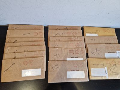 six enveloppes posées sur une table