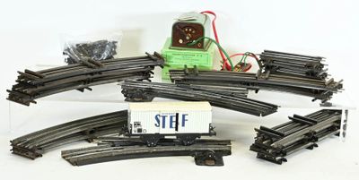 de nombreuses voies ferrées sur lesquelles se trouve un wagon couvert