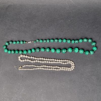 un gros plan d'un collier et d'une chaîne posés sur une table