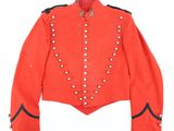 une veste rouge avec des bordures noires et des boutons
