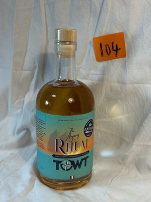 une bouteille d'alcool posée sur une table, avec une étiquette de prix