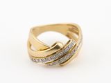 une bague en or jaune avec des diamants sur fond blanc