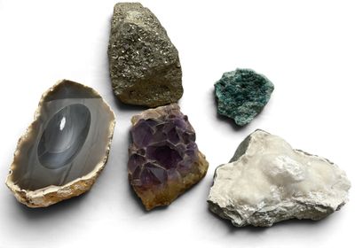 plusieurs types différents de roches et de pierres sur une surface blanche