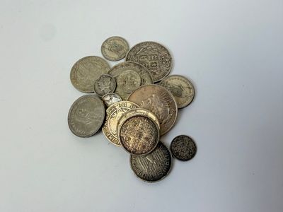 une pile de pièces de monnaie posée sur une surface blanche