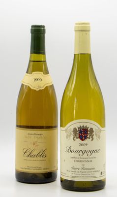 deux bouteilles de vin sont posées l'une à côté de l'autre sur une surface blanche