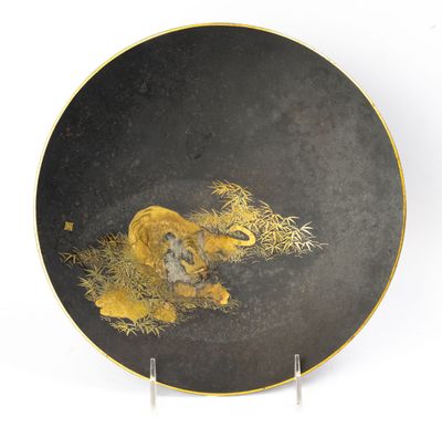 une image représentant une assiette ornée d'un lion, posée sur un socle