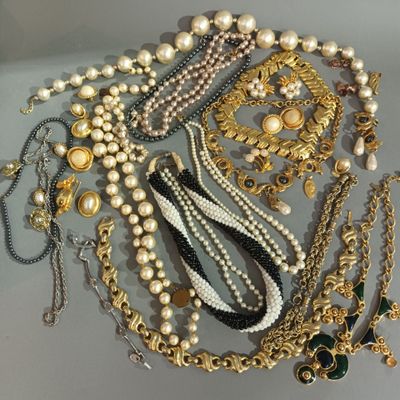 de nombreux types de colliers et de bracelets sur la table