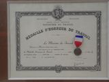 une photo encadrée représentant une médaille et une médaille exposée dans un musée