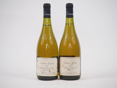 deux bouteilles de vin posées l'une à côté de l'autre sur une surface blanche