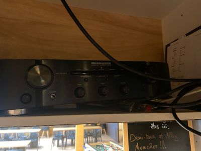 une photo d'une chaîne hi-fi posée sur une étagère dans une pièce
