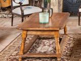 une table sur laquelle est posée une bougie, dans un salon