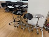 un bureau avec une chaise et un tabouret au milieu de la pièce