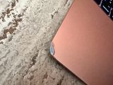 un gros plan d'un ordinateur portable posé sur une table