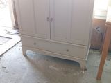 une photo d'une armoire blanche dans une pièce