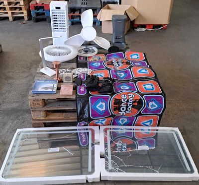 beaucoup d'objets posés sur le sol
