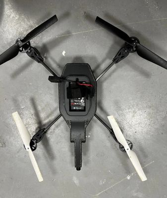 une photo d'un drone équipé d'une caméra