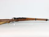un fusil sur une surface blanche avec un fond blanc