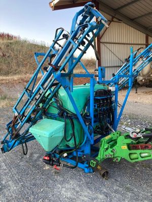 une photo d'une machine garée dans la poussière