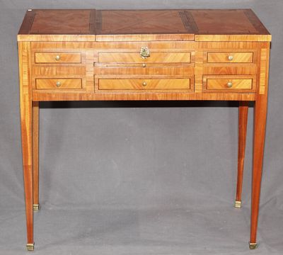 une image d'un bureau en bois avec des tiroirs et des tiroirs dessus