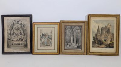 quatre tableaux encadrés représentant différents styles artistiques, accrochés à un mur blanc