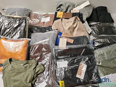 une pile de vêtements posée sur une étagère