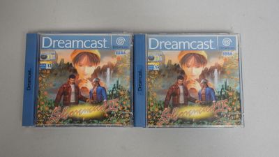 deux VHS de Dreamcast et une Dreamcast posées sur une table