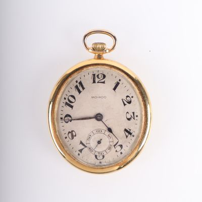 montre de poche posée sur une surface blanche, sur fond blanc